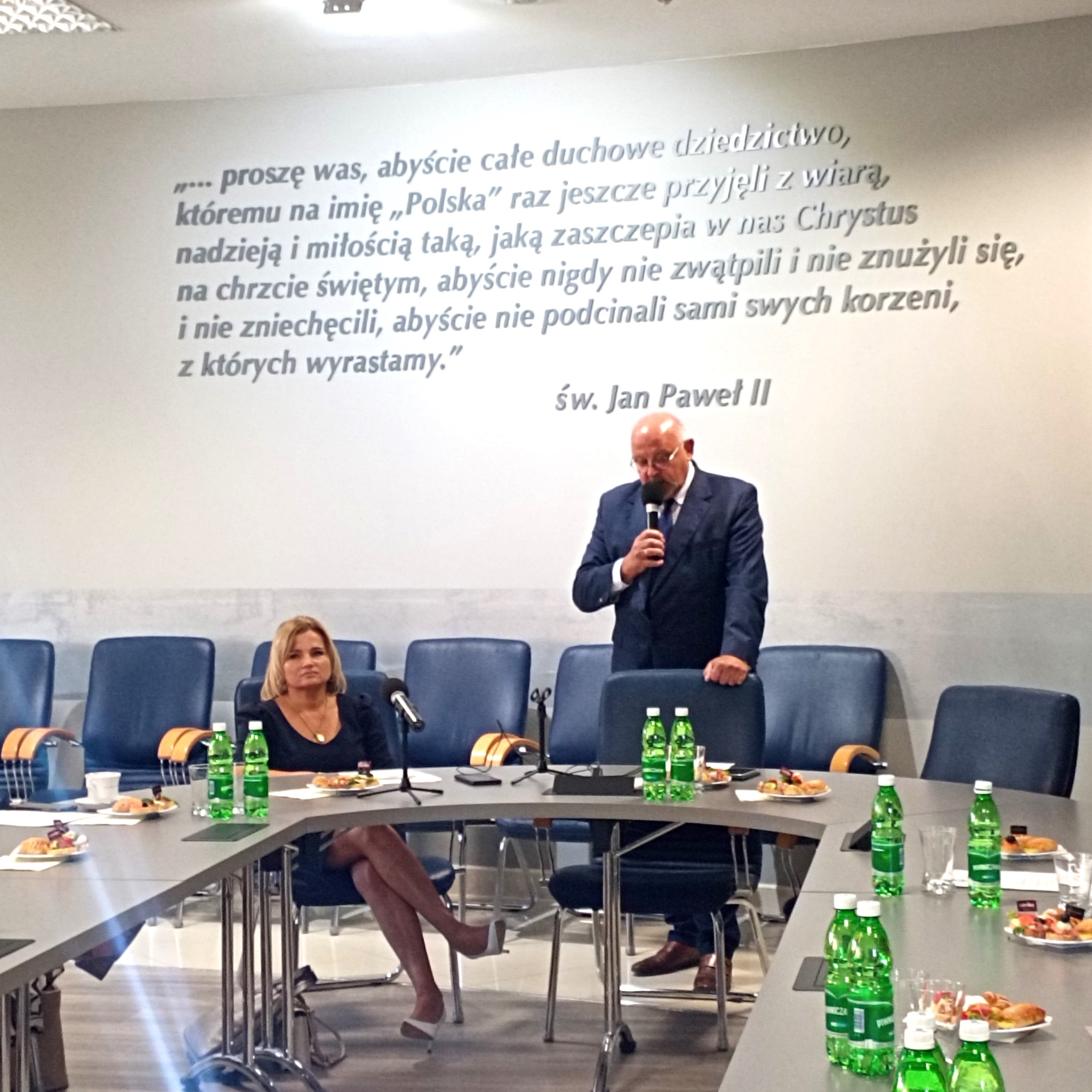 Starosta z mikrofonem, obok Anna Górska