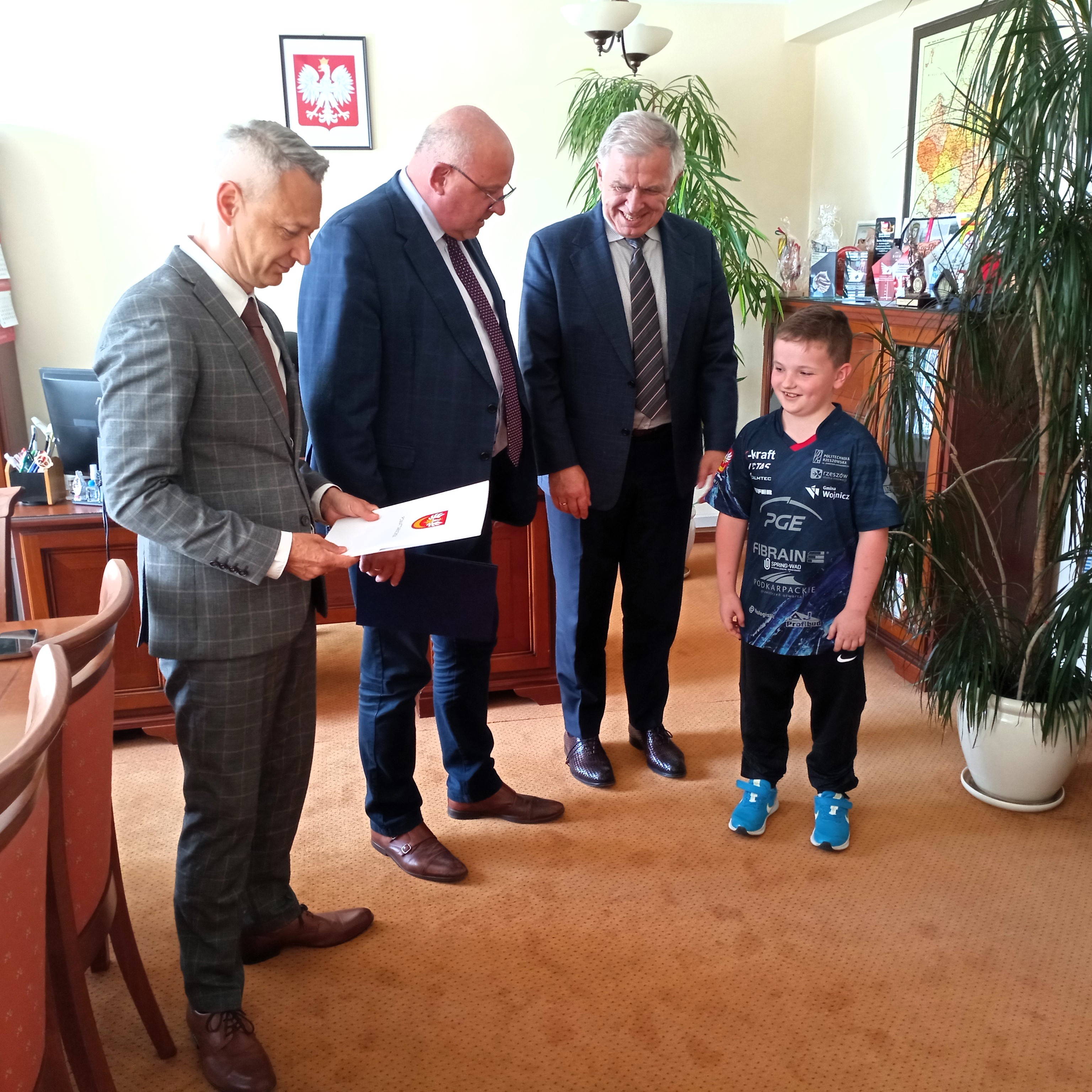 Zarząd Powiatu gratuluje młodemu zawodnikowi