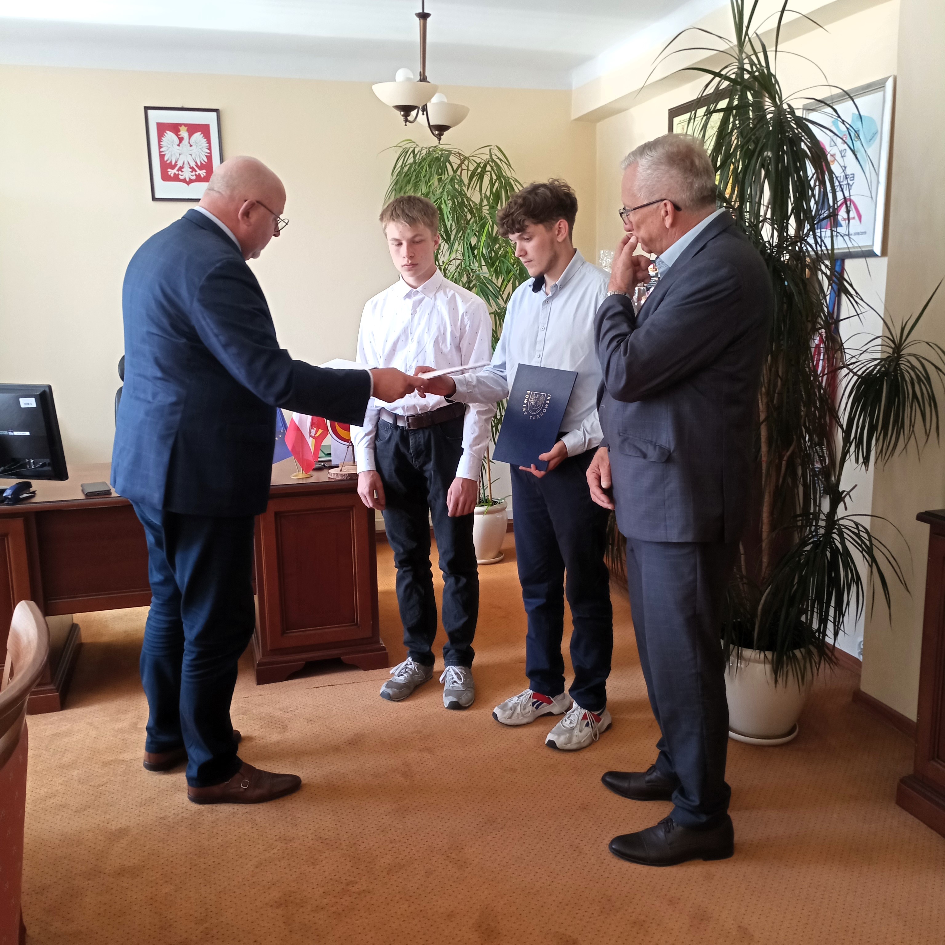 Starosta podczas wręczenia listów gratulacyjnych strzelcom sportowym - zdjęcie 2