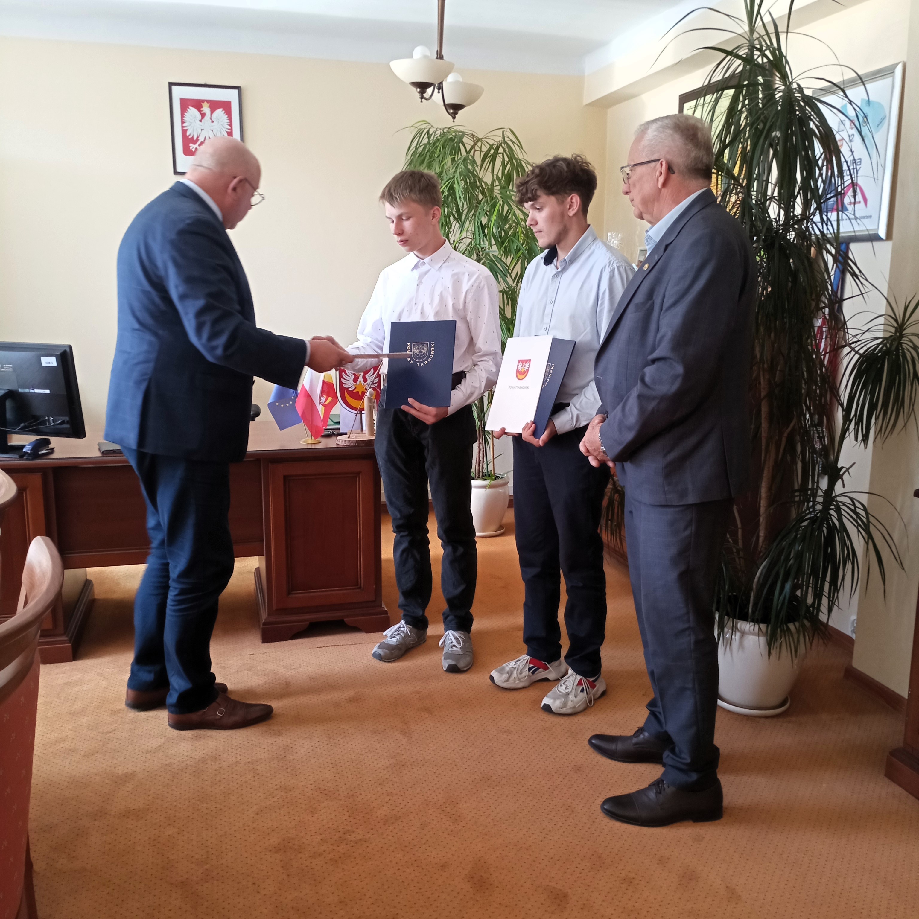 Starosta podczas wręczenia listów gratulacyjnych strzelcom sportowym - zdjęcie 3
