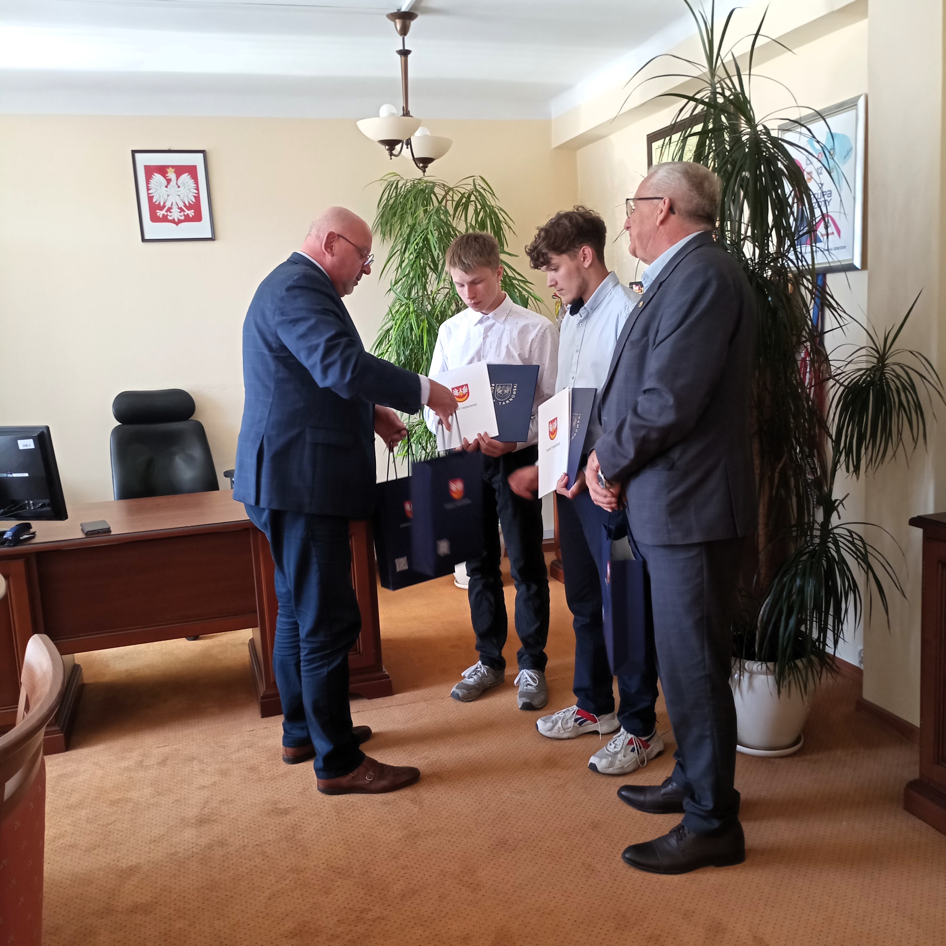 Starosta podczas wręczenia listów gratulacyjnych strzelcom sportowym - zdjęcie 4