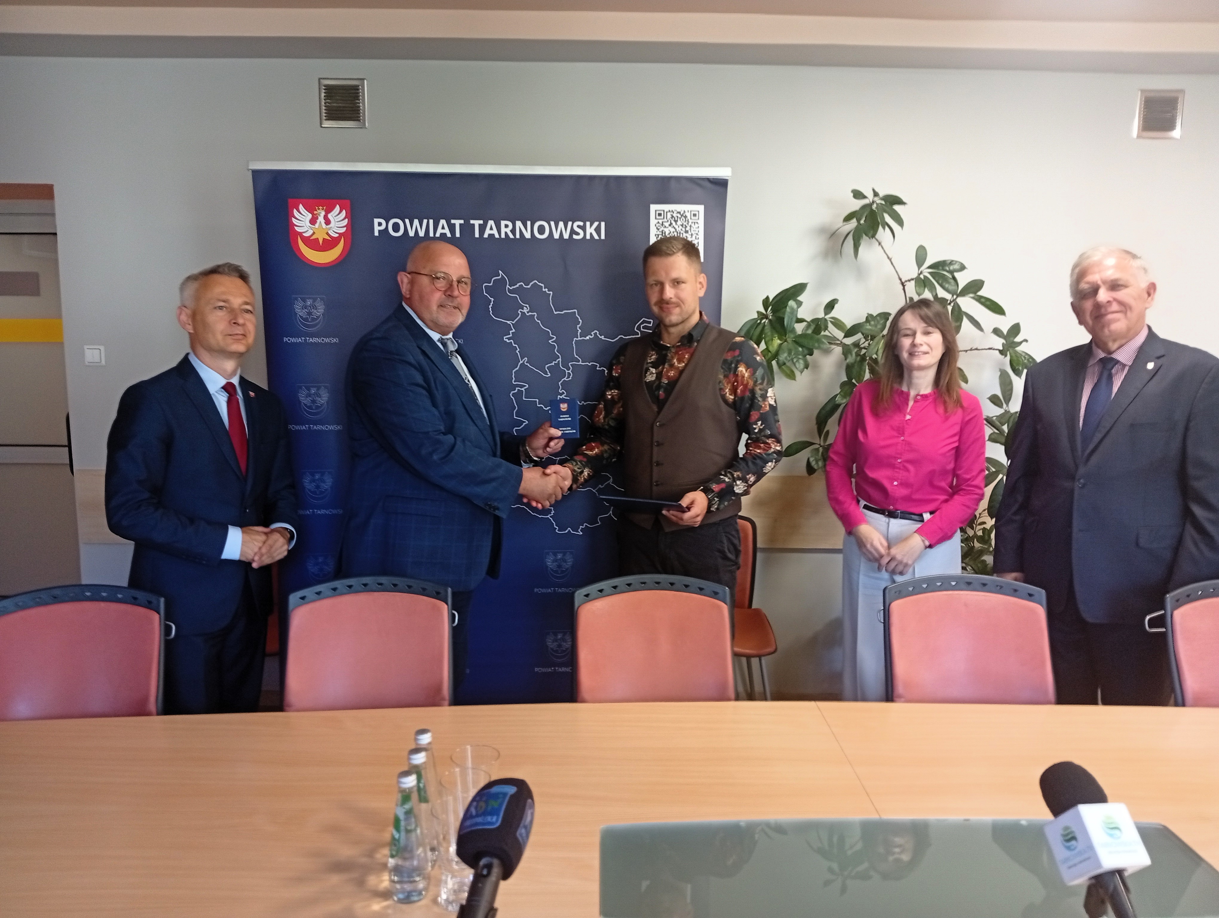 Wspólne zdjęcie po wręczeniu aktu ustanowienia SOZ