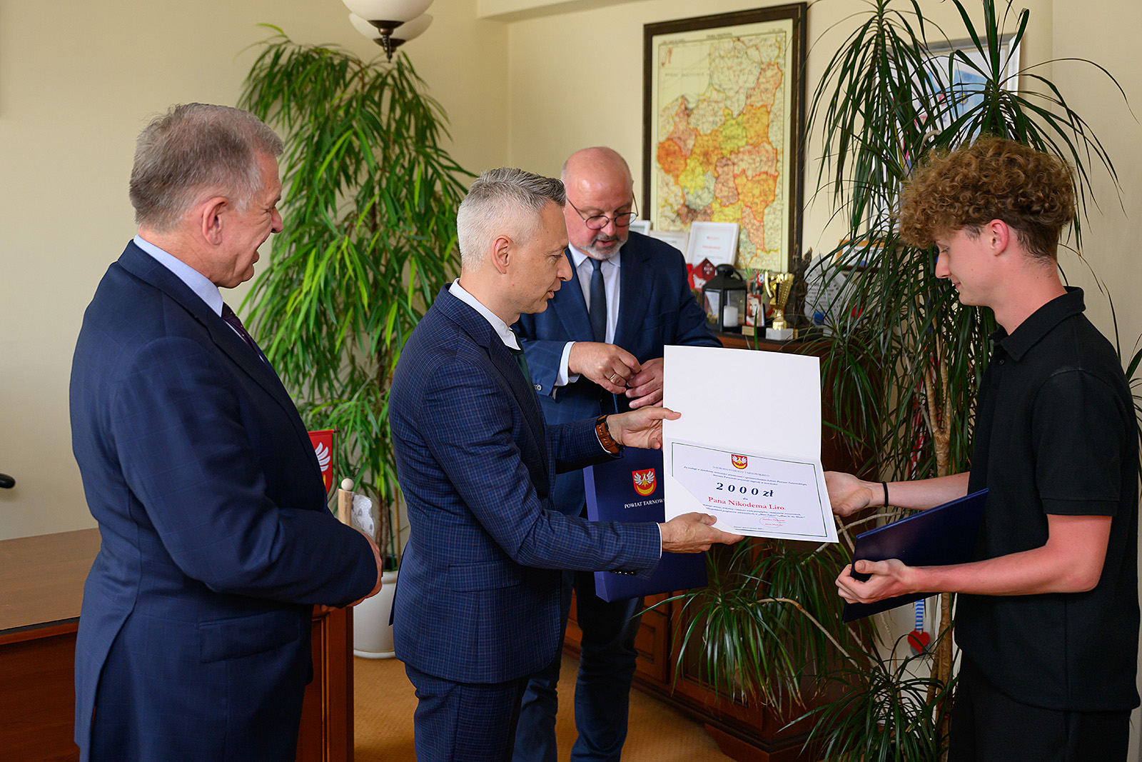 Zarząd gratuluje i wręcza artyście dyplom