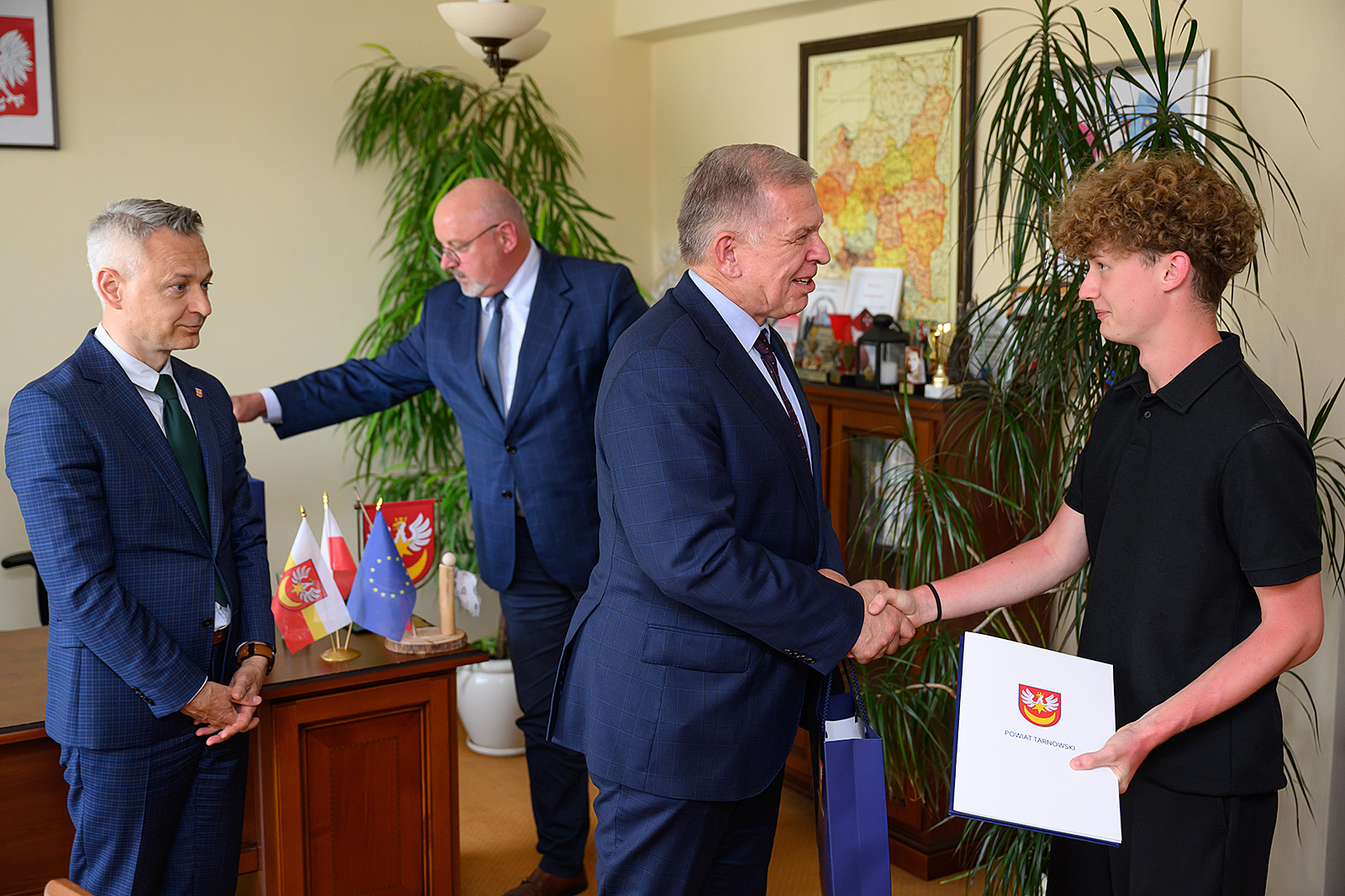 Starosta w uścisku dłoni z Nikodemem Liro