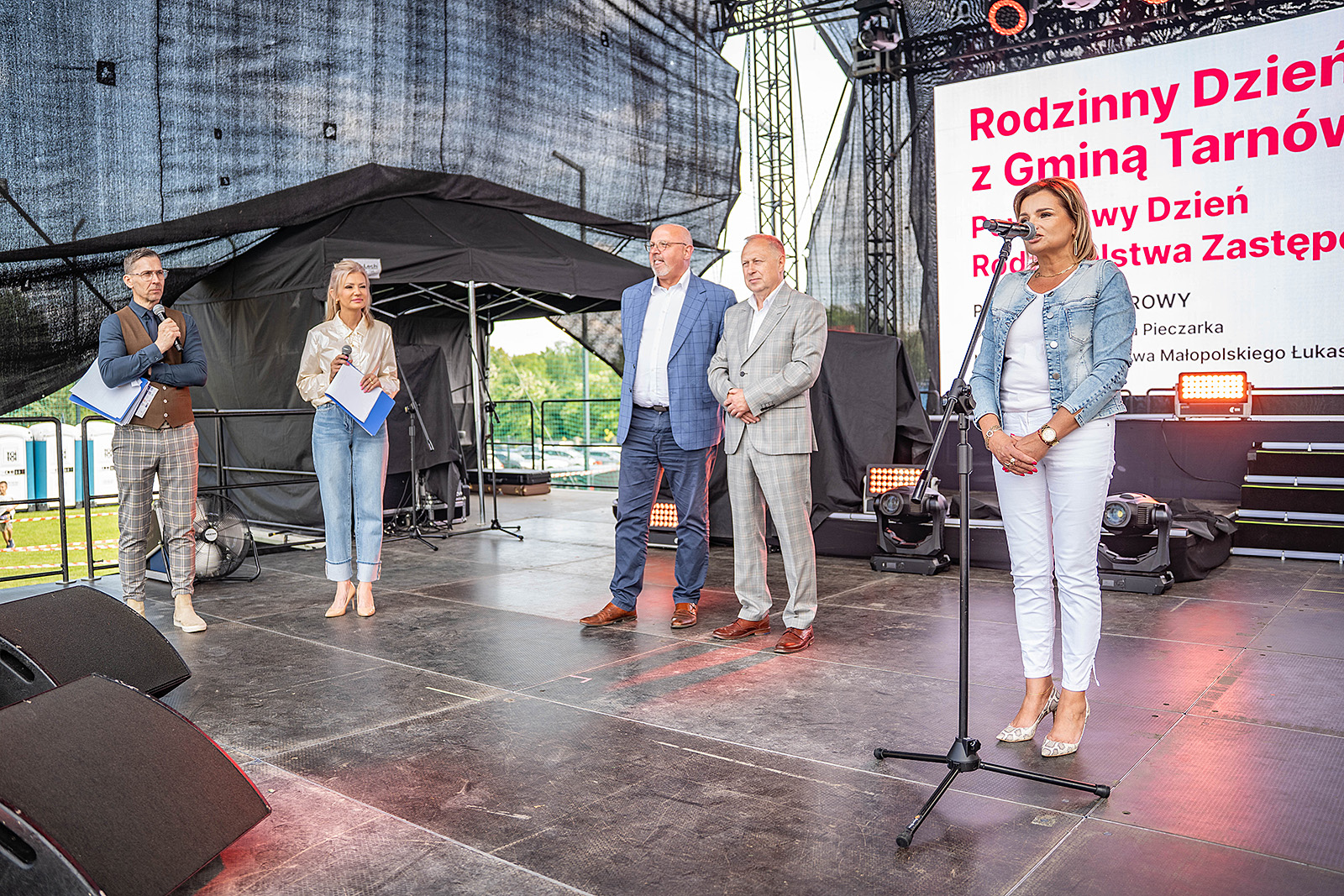 Anna Górska przemawia ze sceny