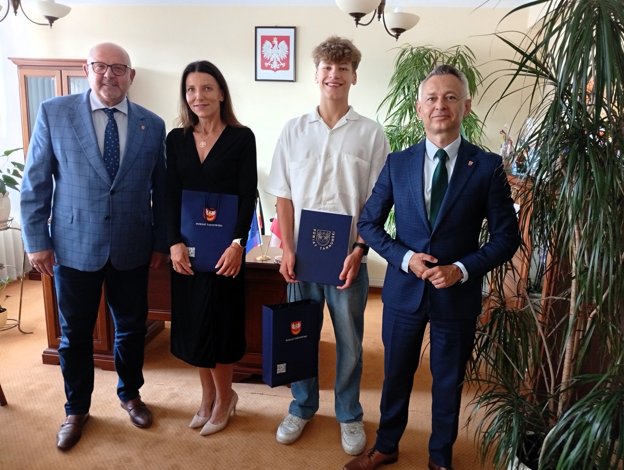 Wspólne zdjęcie z gośćmi w starostwie