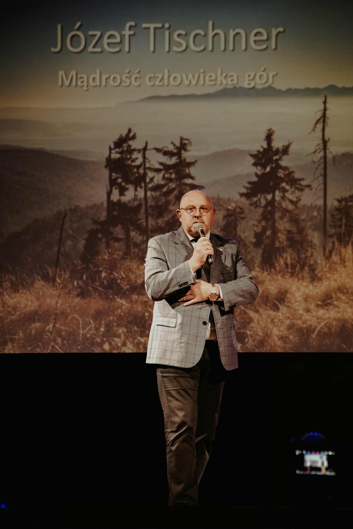 Starosta podczas przemowy na scenie