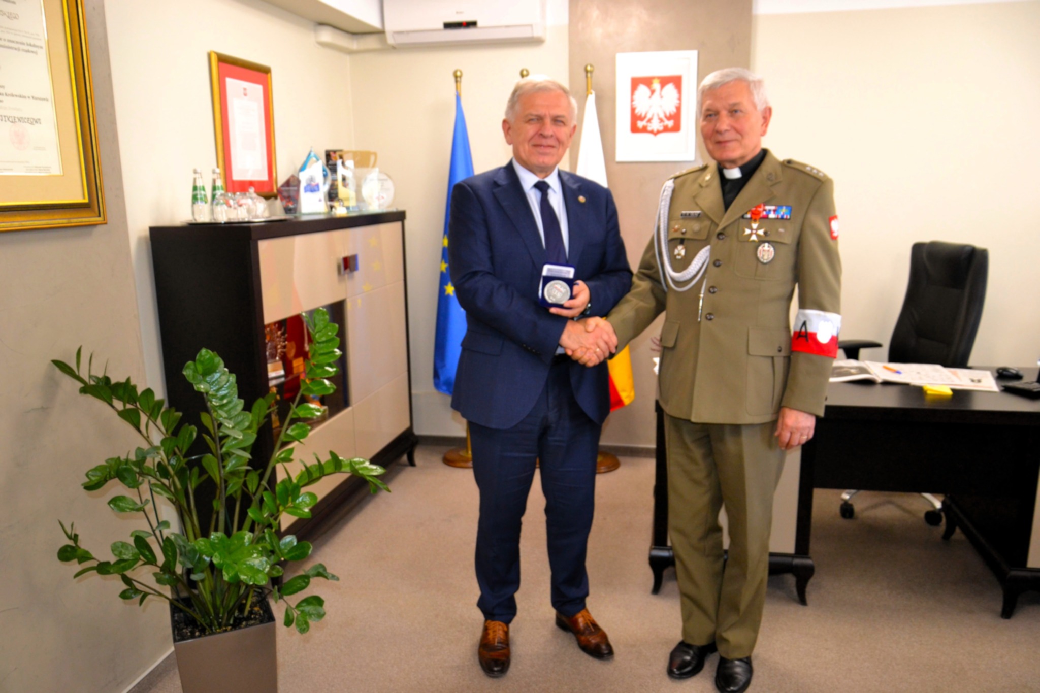 Odznaczony wicestarosta na wspólnym zdjęciu z o. Kazimierzem Głazem