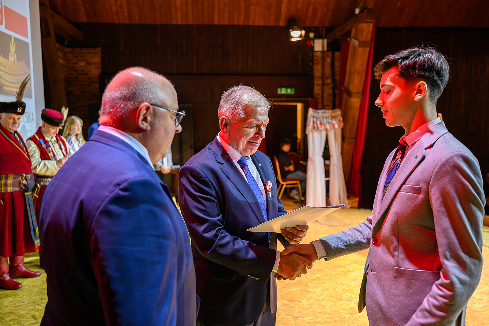 Wicestarosta gratuluje wygranej jednemu z uczestników konkursu