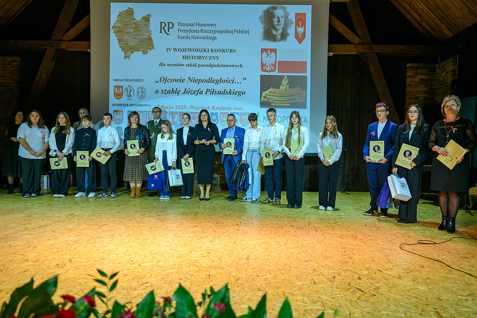 Laureaci po otrzymaniu wyróżnień