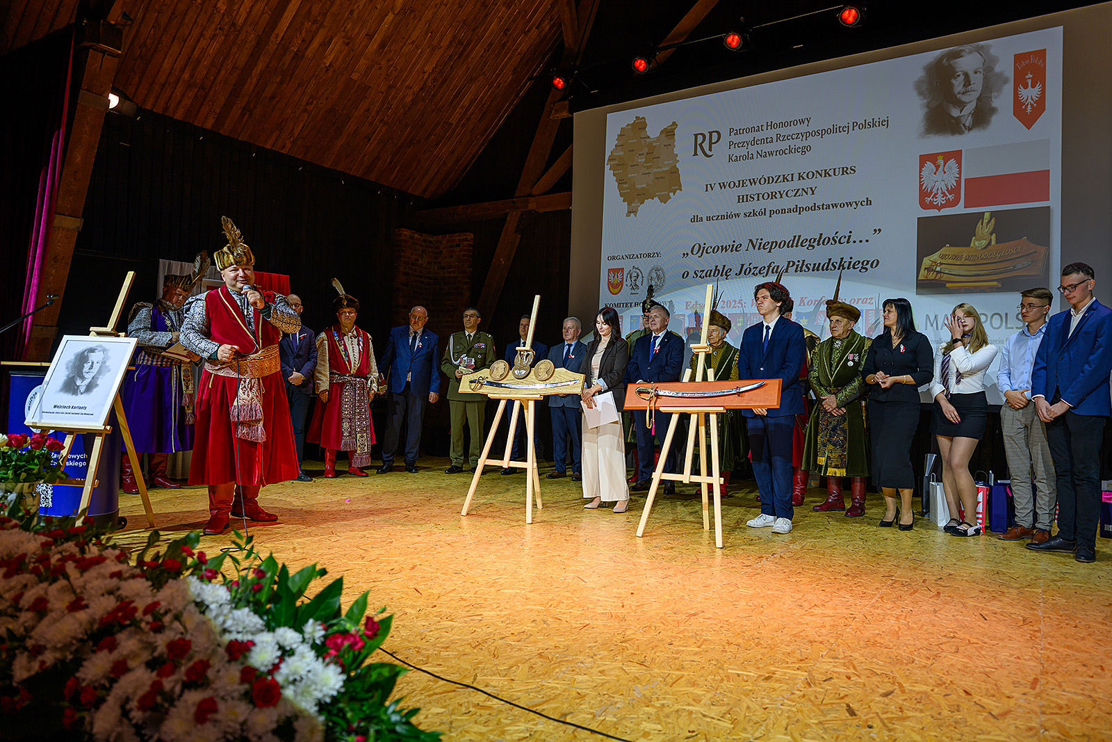 Scena, na której prezentowane są szable Piłsudskiego - trofea konkursowe