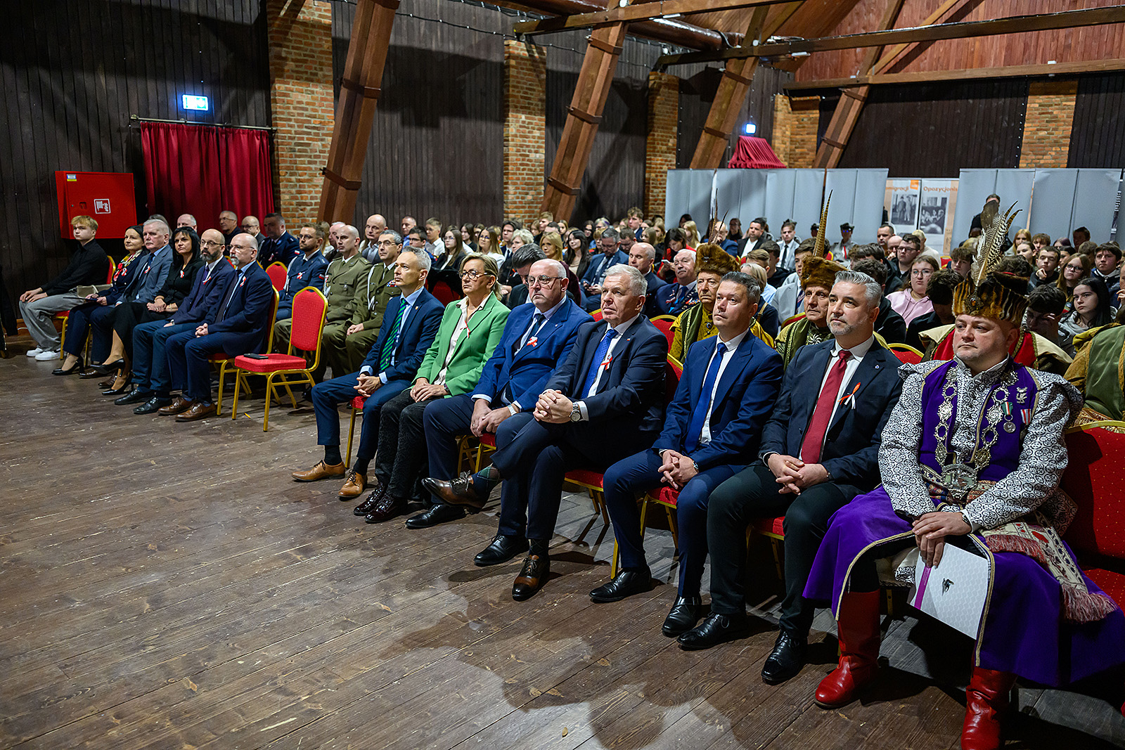 Widownia, w pierwszy rzędzie samorządowcy