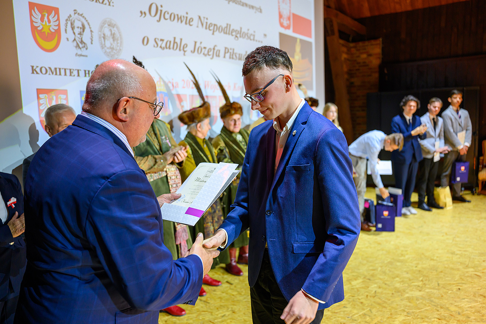 Starosta wręcza nagrodę laureatowi