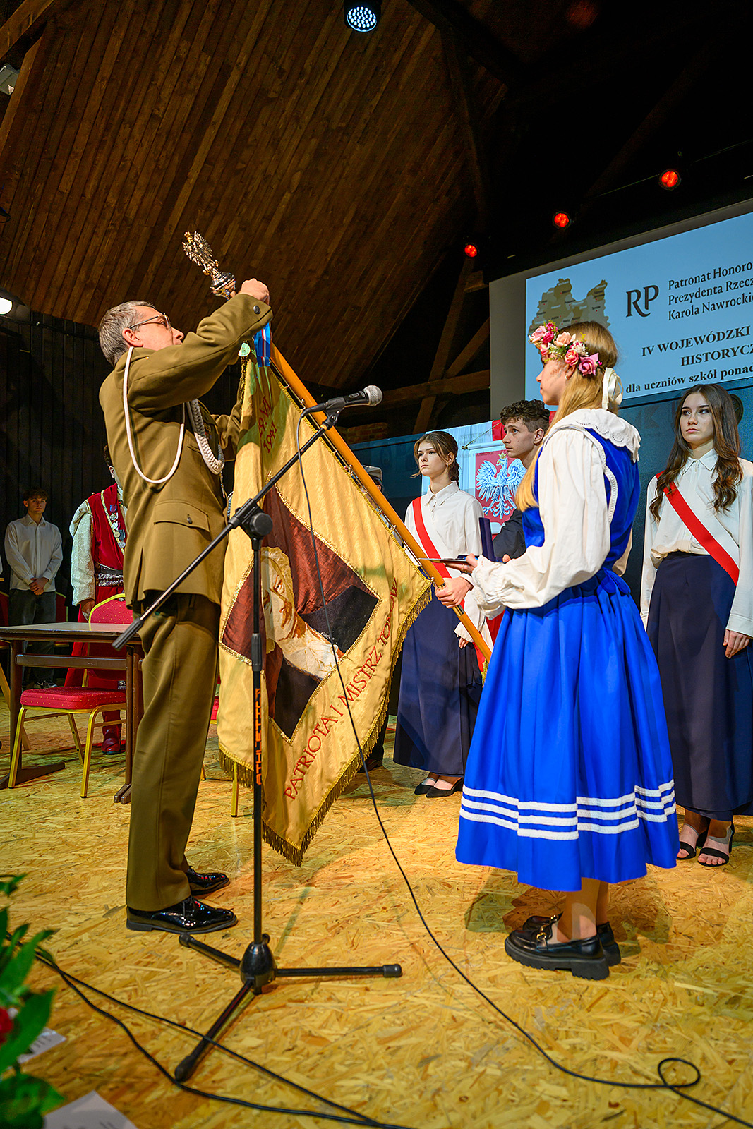 Sztandar szkoły ciężkowickiej wniesiony na scenę