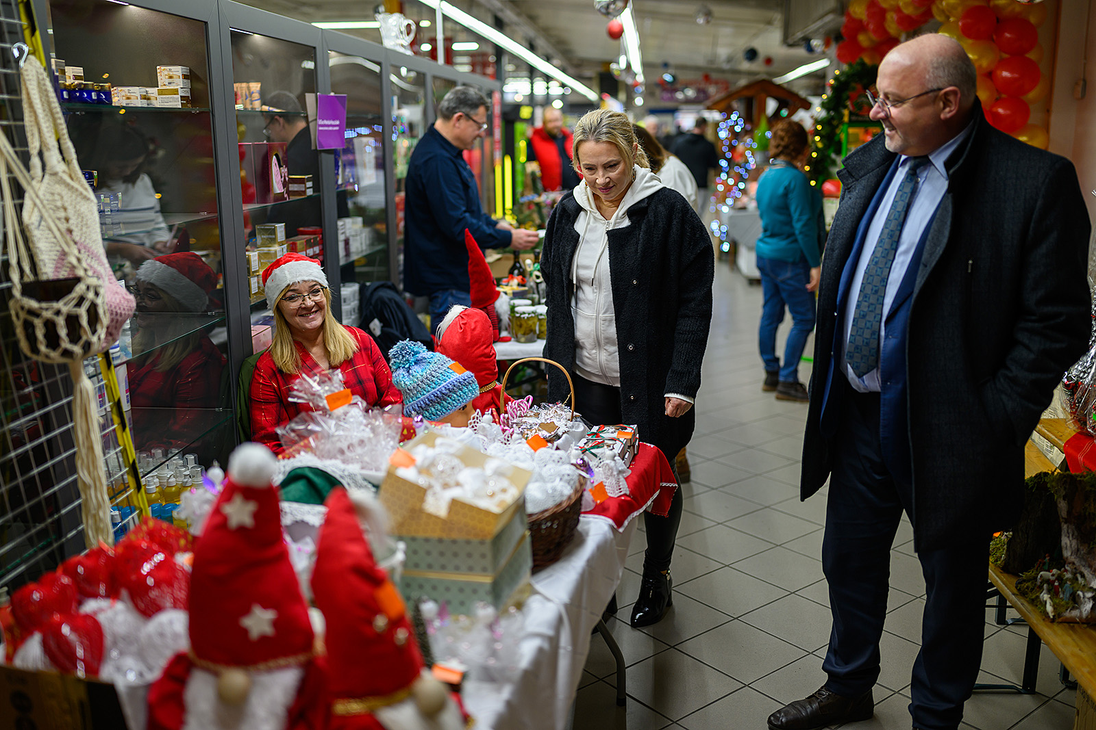 Starosta przy stoisku bożonarodzeniowym