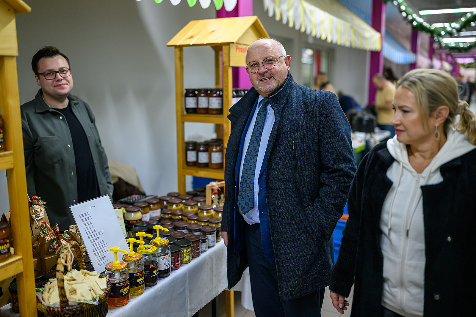 Starosta z żoną przy stoisku z miodami regionalnymi