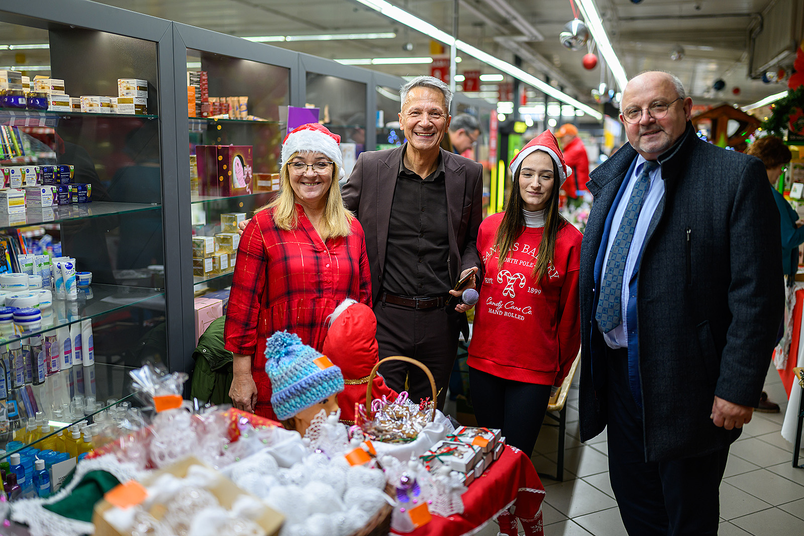 wspólne zdjęcie z uczestnikami jarmarku świątecznego