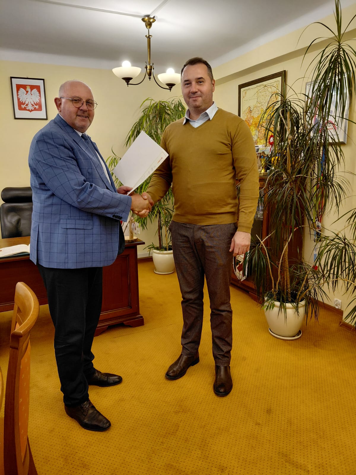 Wręczenie aktu powołania burmistrzowi