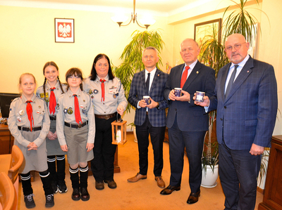 Harcerze niosą dobro - Betlejemskie Światło Pokoju przekazane Staroście