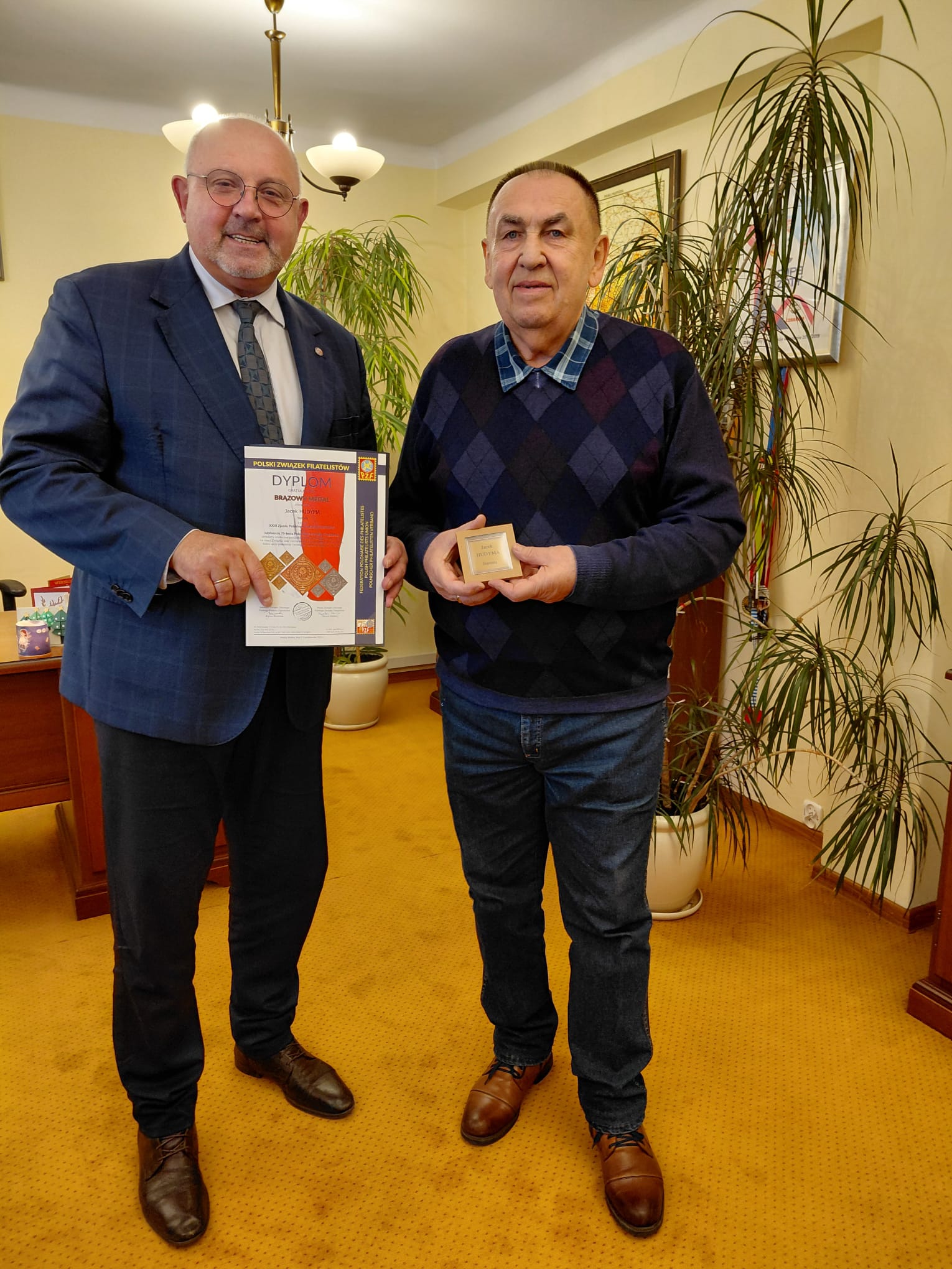 Wspólne zdjęcie ze Stanisławem Jędrzejczykiem po wręczenie odznaczenia w gabinecie starosty - prezentacja trofeum