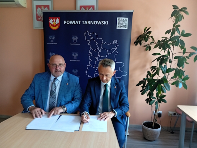 Starosta z wielką radością prezentuje podpisany dokument