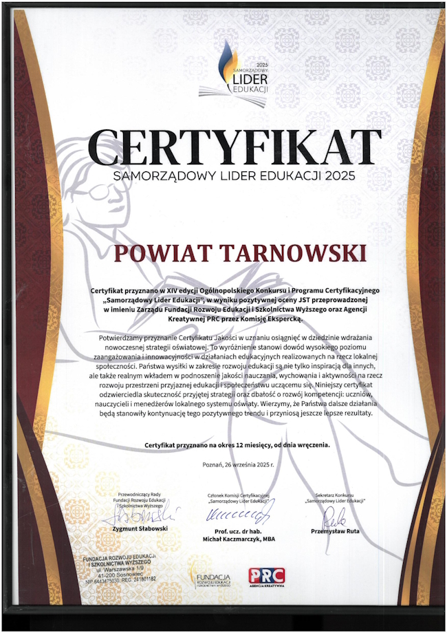 Starosta tarnowski oraz członkowie Zarządu Powiatu - Tomasz Stelmach i Mariusz Tyrka prezentują przyznane certyfikaty