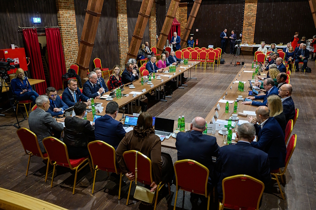 Członkowie zarządu, prezydium oraz radni w sali Stodoła Centrum Paderewskiego w Kąśnej