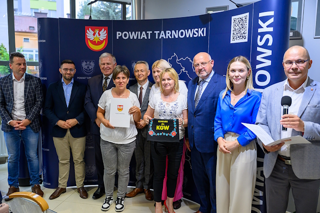 Zarząd Powiatu na wspolnym zdjęciu z przedstawicielami Koła Gospodyń Wiejskich Pełna Chata