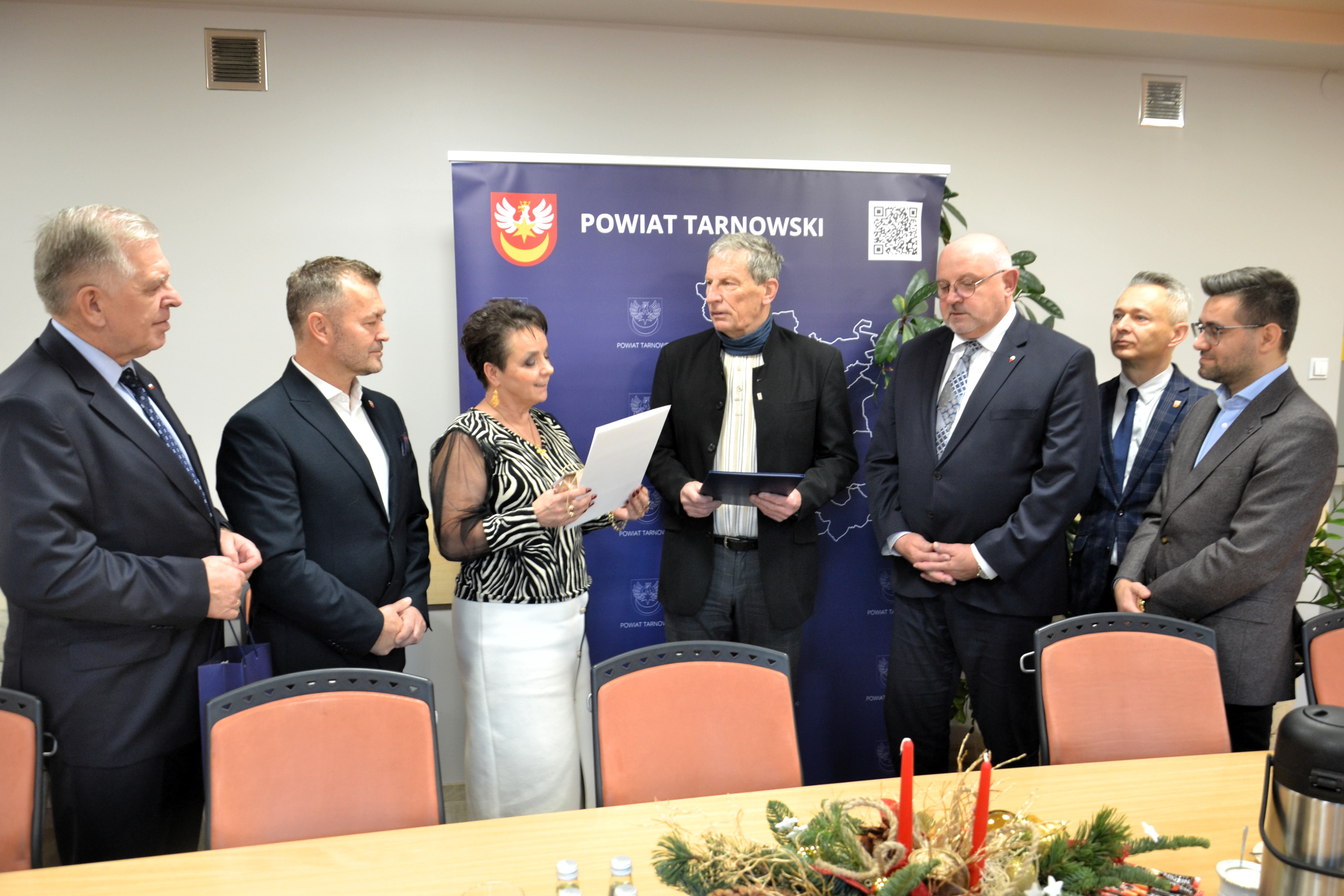 Irena Kusion przekazuje list okolicznościowy