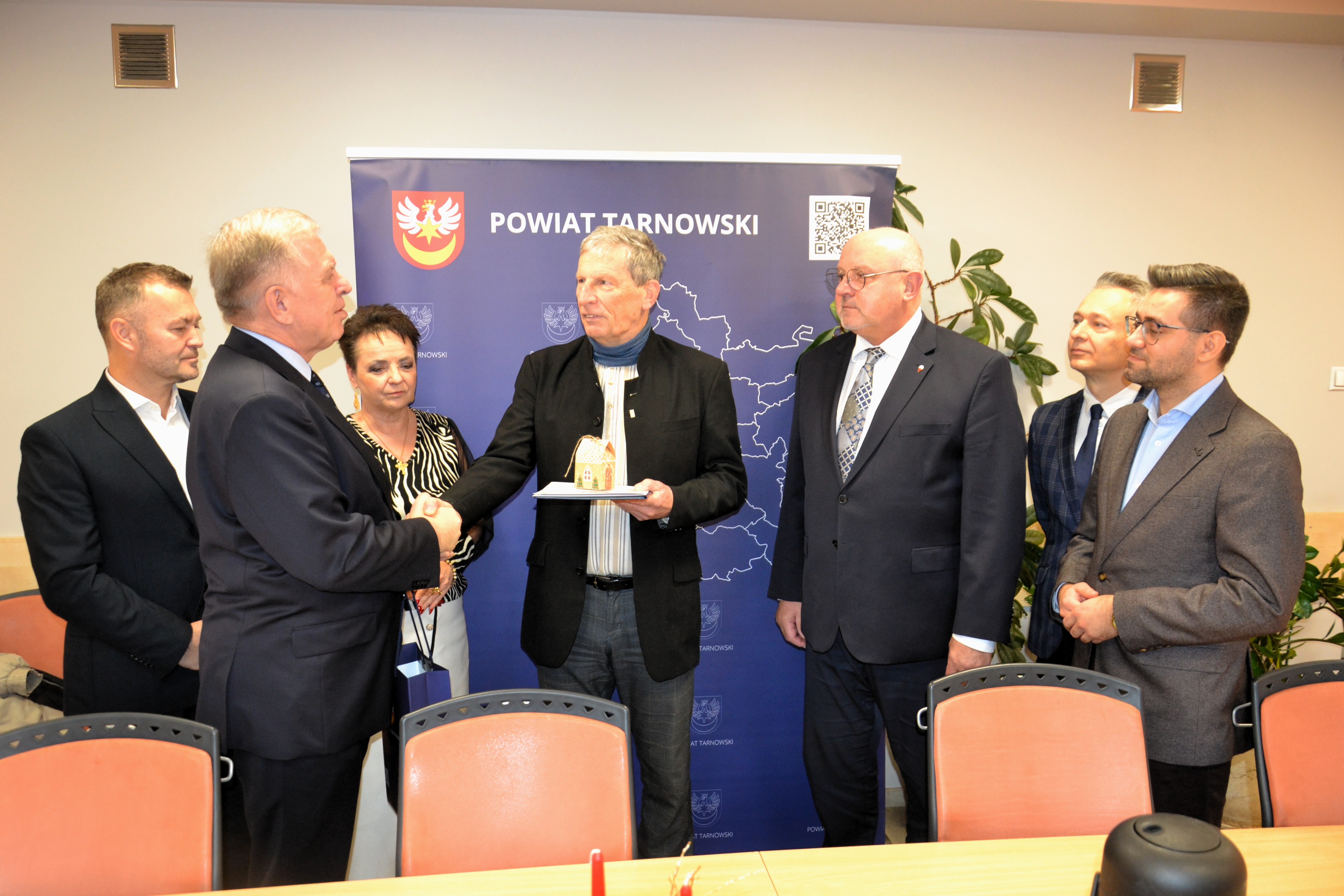 Roman Łucarz wymienia a Antonim Żakiem uścisk dłoni i gratuluje sukcesów