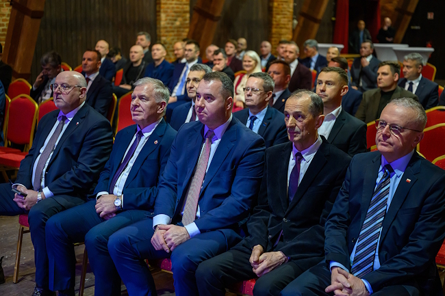 Zarząd powiatu oraz przedstawiciele samorządów gminnych podczas uroczystości w Kąśnej Dolnej