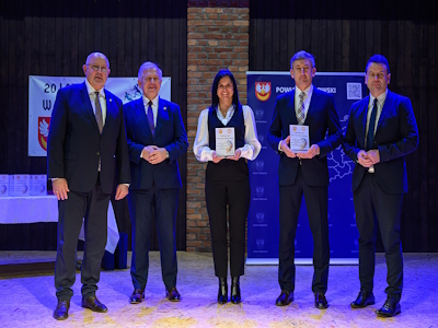 Burmistrz Ciężkowic Jowita Jurkiewicz-Drąg z z wyróżnieniem otrzymanym od władz powiatu tarnowskiego