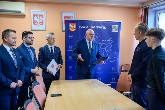 starosta oraz członkowie zarządu gratulują sukcesów