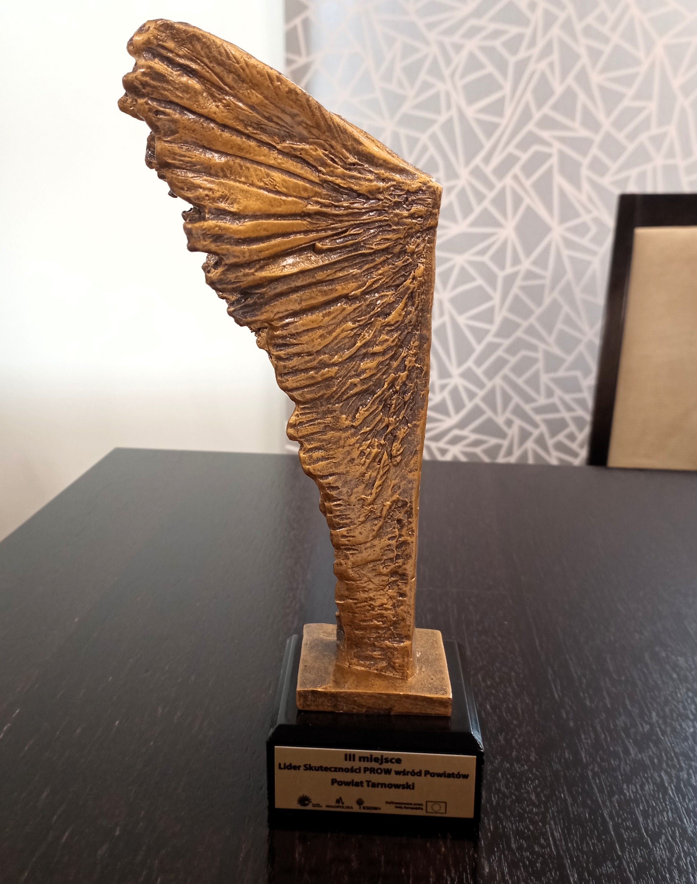 Statuetka z drewna przedstawiająca dwa złożone skrzydła