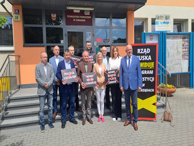 Konferencja prasowa przed budynkiem Starostwa Powiatowego w Tarnowie