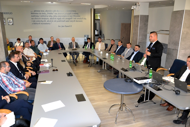 Uczestnicy spotkania dyskutują o kluczowym znaczeniu transportu dla mieszkańców gmin