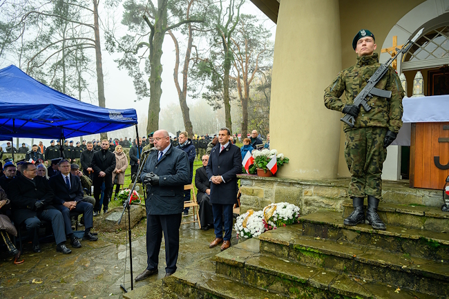 Starosta tarnowski podczas wystąpienia na Cmentarzu Legionistów