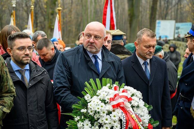 Starosta podczas składania wiązanki kwiatów wraz z członkami zarządu powiatu