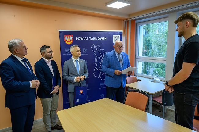 Władze powiatu gratulują Mateuszowi sportowych sukcesów