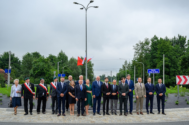 Uczestnicy uroczystości podczas symbolicznego otwarcia nowego ronda