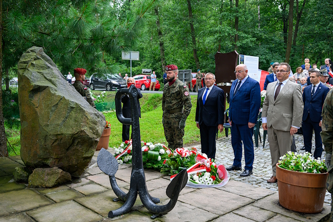 Przedstawiciele samorządu powiatu tarnowskiego składają wiązanki kwiatów przy pomniku