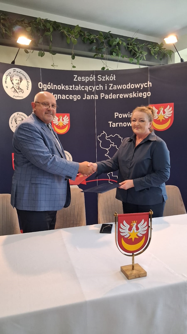 Wspólne zdjęcie tuż po podpisaniu umowy