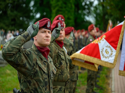Warta honorowa podczas uroczystości na Cmentarzu w Radłowie