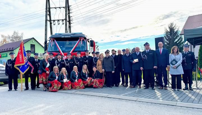 Wspólne zdjęcie uczestników na tle nowego wozu bojowego