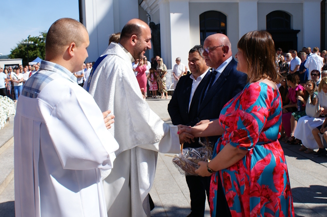 Starosta Jacek Hudyma oraz wiceprzewodnicząca rady Powiatu tarnowskiego Ewa Kubisztal witani przez duszpasterza samorządowców 