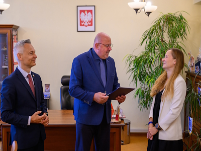 Starosta gratuluje sportowych osiągnieć biegaczce z Łęgu Tarnowskiego