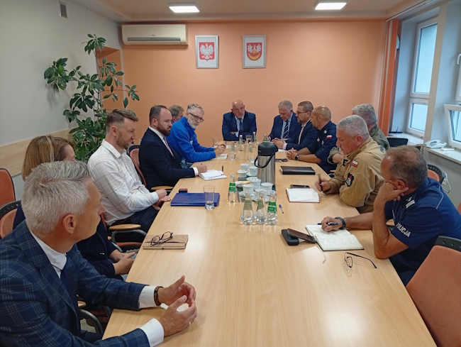 Uczestnicy posiedzenia sztabu kryzysowego podczas obrad w tarnowskim starostwie