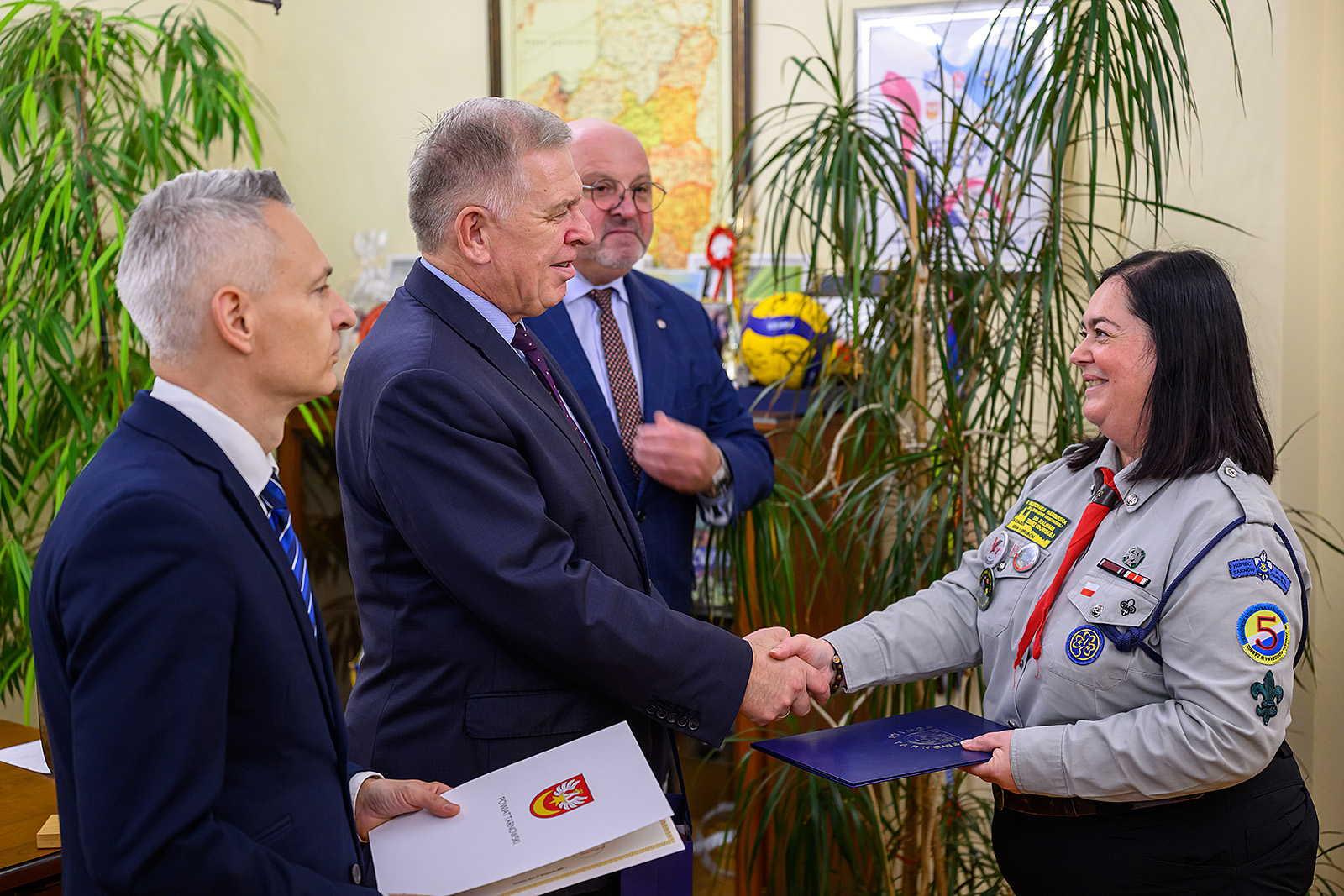 Wicestarosta gratuluje odznaczonej