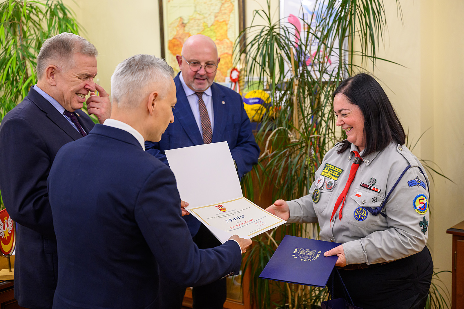 Tomasz Stelmach wręcza symboliczny czek