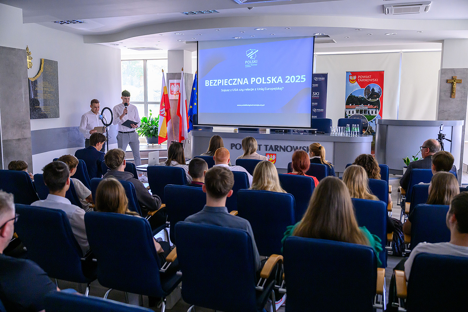 Ekran z nagraniem wideo przemawiającego do uczniów Arkadiusza Mularczyka